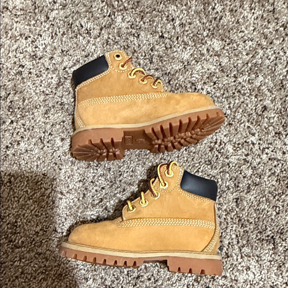Timberland Kids Wheat Nubuck Ankle Boots with Black Collar and Yellow-Red Laces - Picture 4 of 4